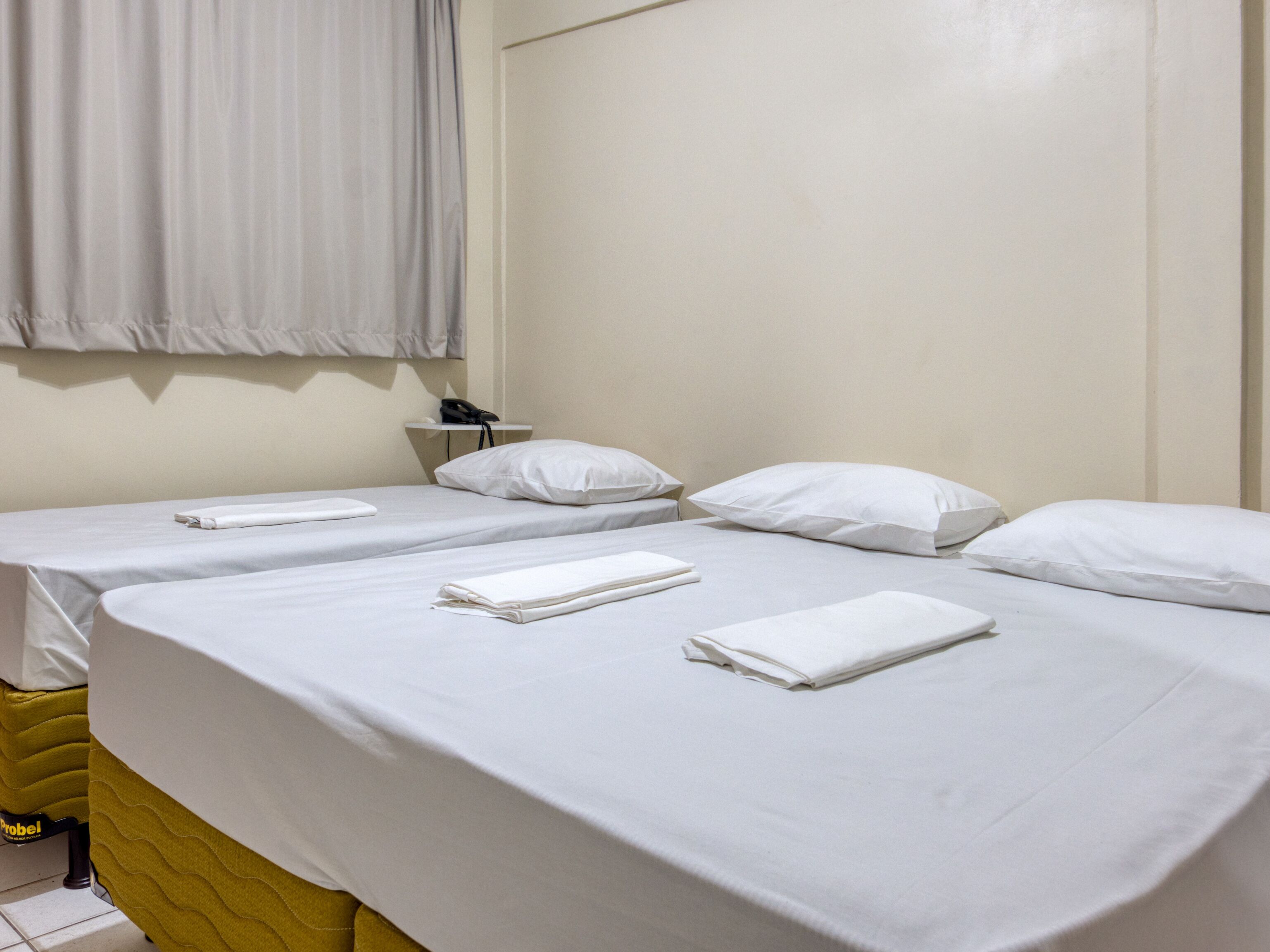 triple room, multiple beds | bed sheets