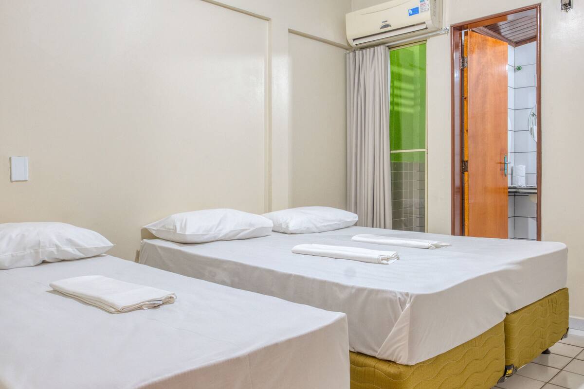 Habitación triple, varias camas | Ropa de cama