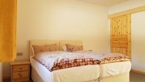 4 chambres, coffres-forts dans les chambres, fer et planche à repasser