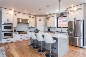 Een koelkast, een magnetron, een oven, een kookplaat