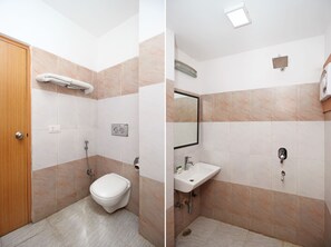 Douche, articles de toilette de luxe, sèche-cheveux, chaussons