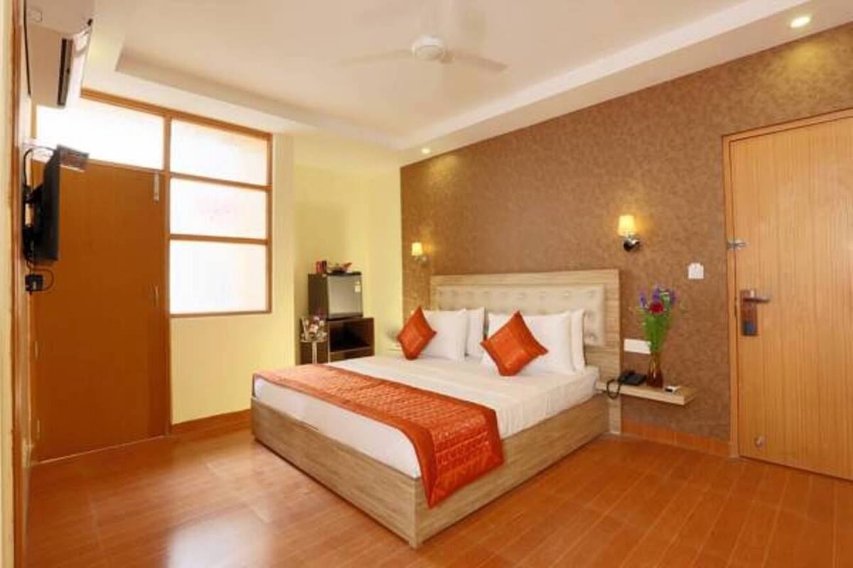 Deluxe Room, 1 Bedroom | 1 bedroom, Select Comfort beds, desk, iron/ironing board