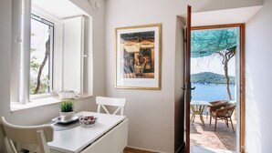 Studio, sjøutsikt | Spiseområde på rommet
