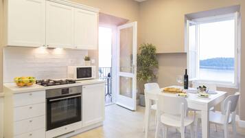 Apartment, Sea View | In-room dining