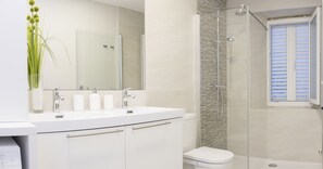 Apartamento, vista para o mar | Banheiro | Secador de cabelo, toalhas de banho, sabonete, papel higiênico