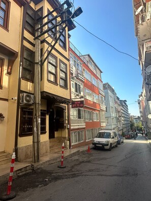 إيقاف السيارات بمعرفة المنشأة الفندقية (بتكلفة إضافية)