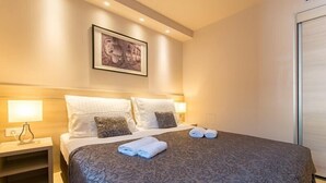 アパートメント プールアクセス シービュー | 1 室のベッドルーム、セーフティボックス (室内)、デスク、ノートパソコン用作業スペース