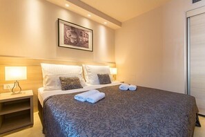 Apartamento, acesso à piscina, vista para o mar | 1 quarto, cofres nos quartos, escrivaninha