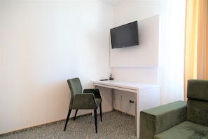 Deluxe Double Room | Television