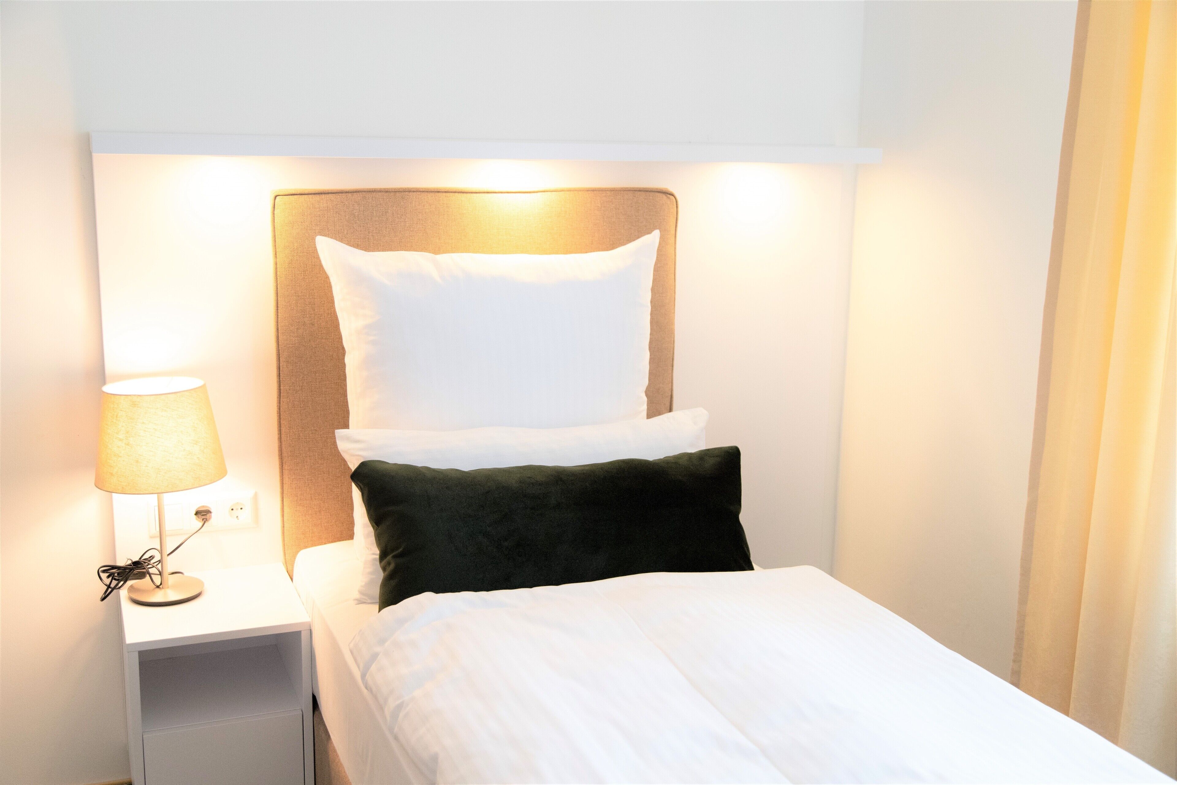 ميني بار وخزنة داخل الغرفة ومكتب ومساحة عمل للكمبيوتر المحمول