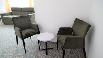 Habitació doble Deluxe | Sala d'estar | Televisor de pantalla plana