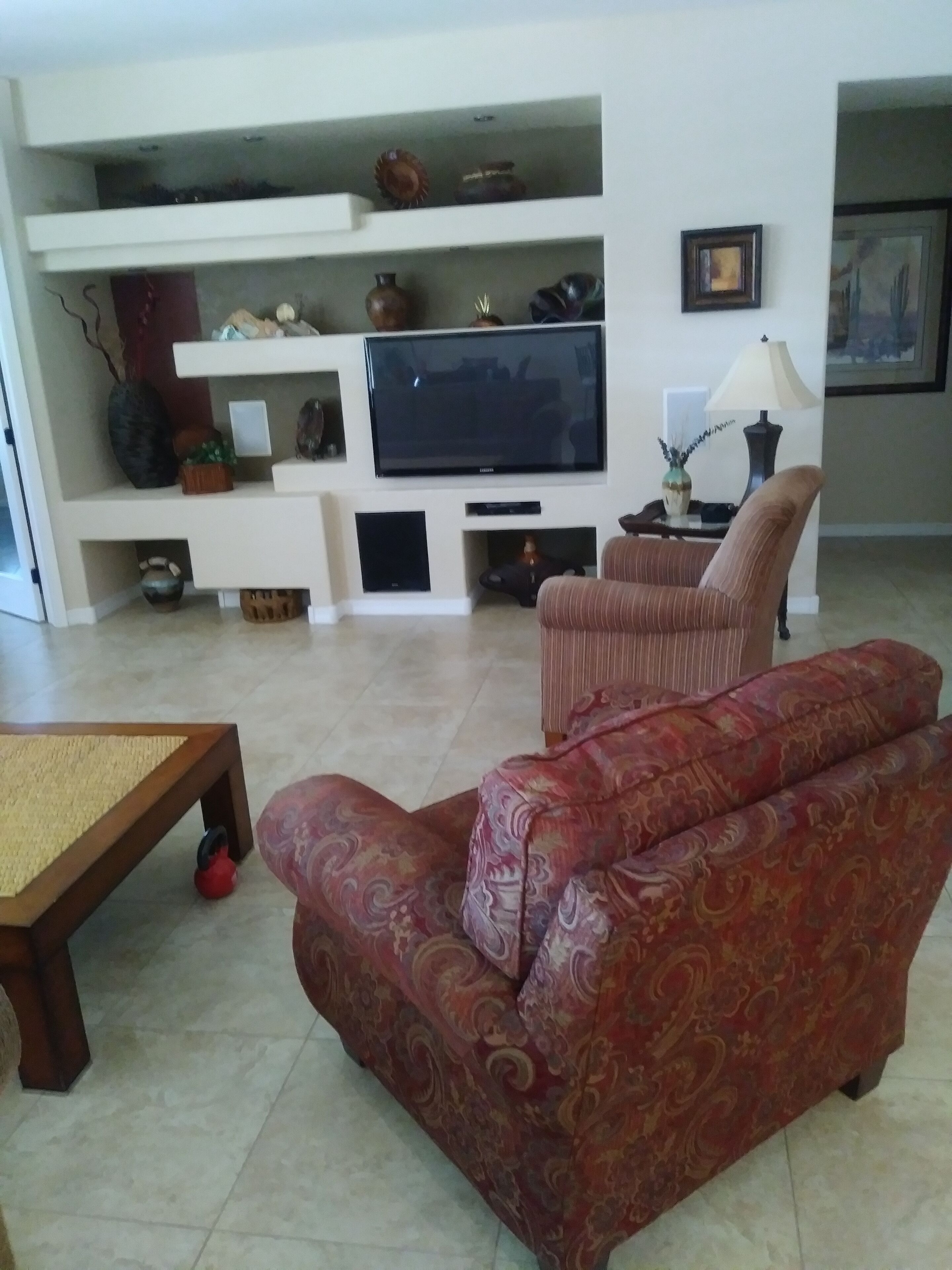 TV, DVD-spiller, bøker og printere