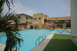 2 piscinas al aire libre, sombrillas