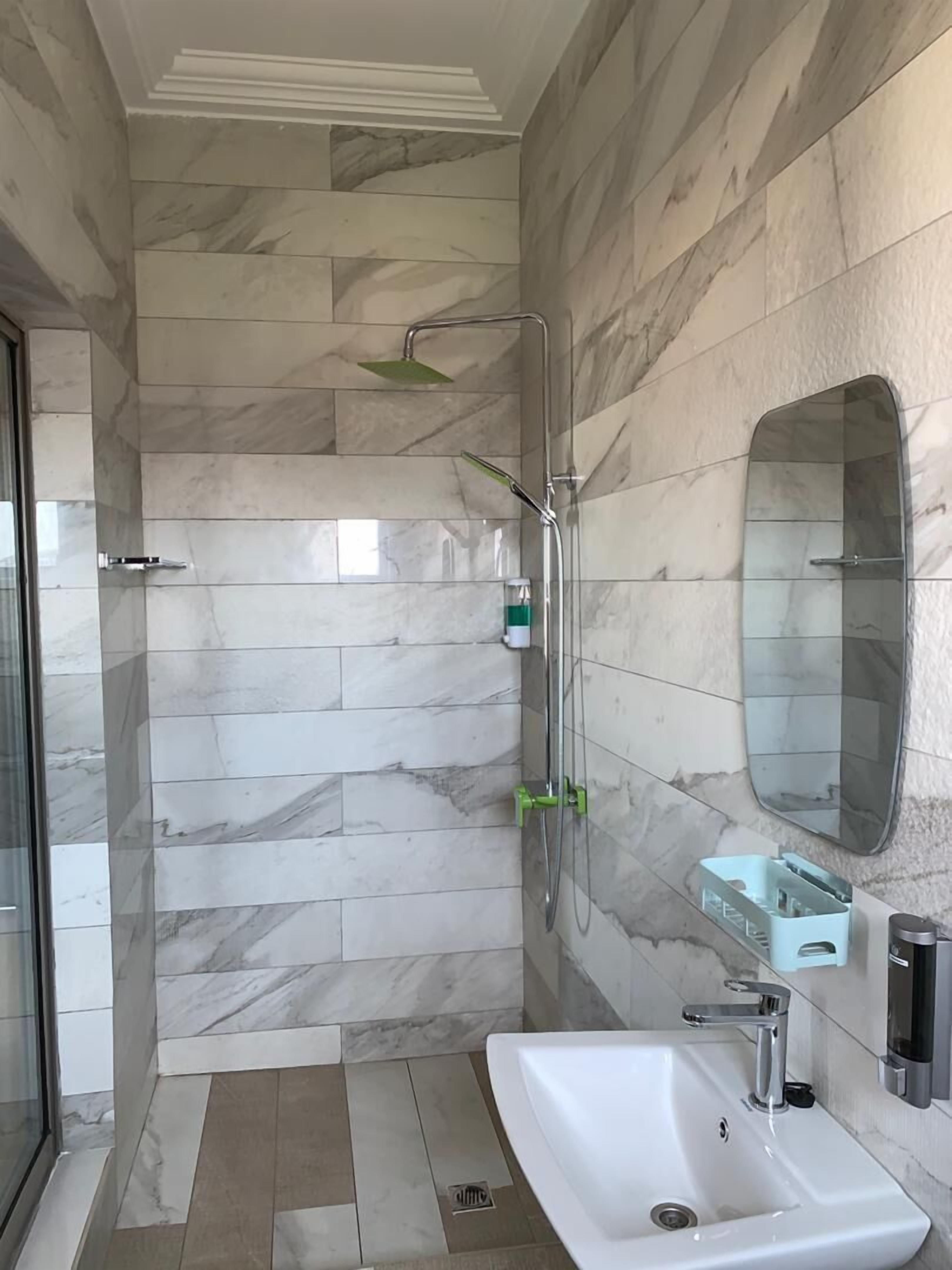 shower, rainfall showerhead, free toiletries, towels