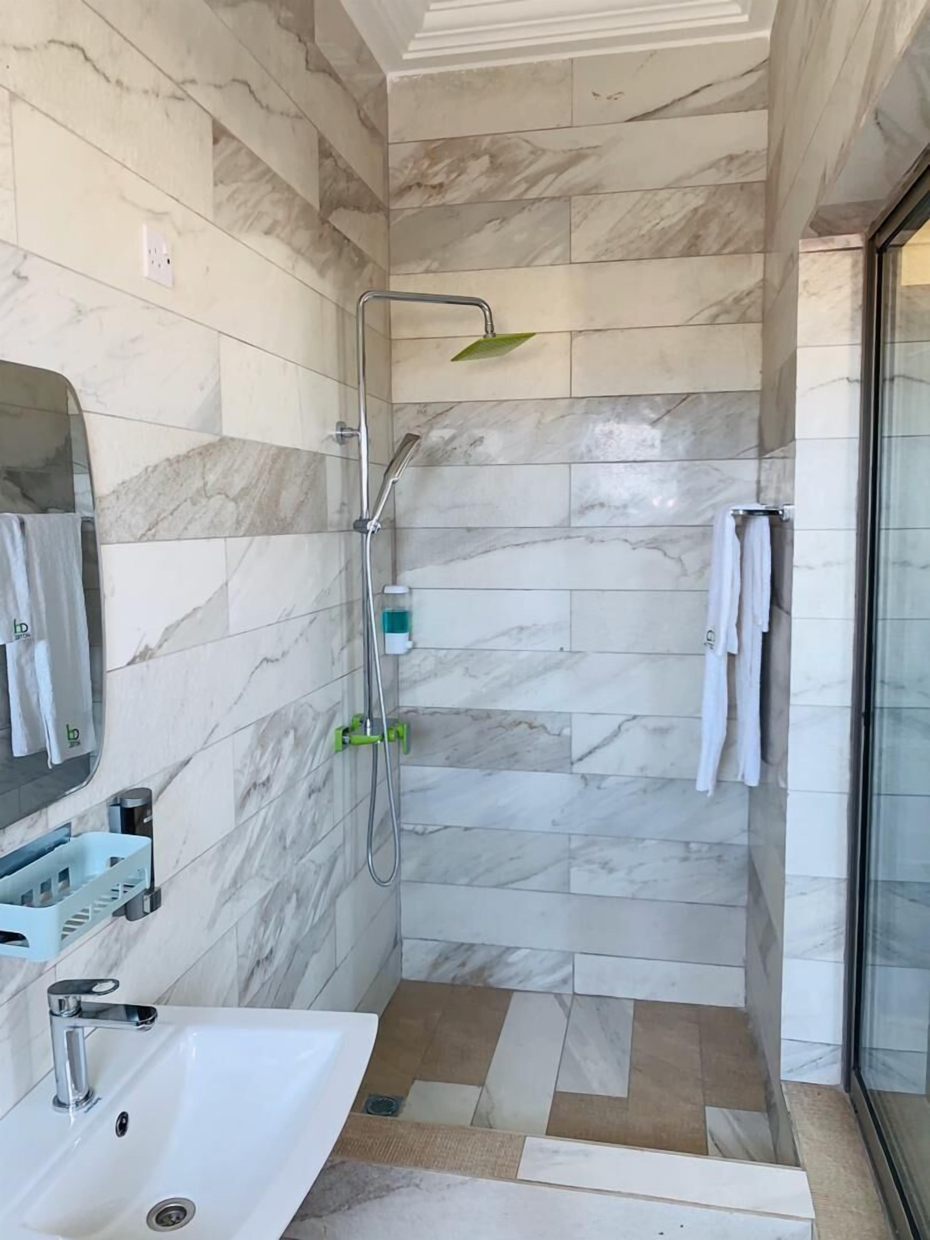 shower, rainfall showerhead, free toiletries, towels