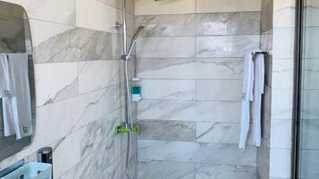 Shower, rainfall showerhead, free toiletries, towels