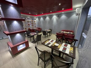 Petit déjeuner, déjeuner et dîner servis sur place