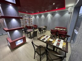 Morgunverður, hádegisverður og kvöldverður í boði