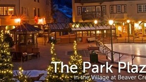 Das Park Plaza im Village at Beaver Creek mit Außenbereich und Weihnachtsbäumen.