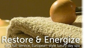 Wellness-Atmosphäre mit Kerzen, einem Handtuch und einem Holzgegenstand, die Entspannung vermitteln.