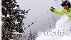 Ein Skifahrer in einer leuchtend grünen Jacke auf einem verschneiten Berg.