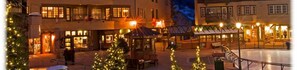 El Park Plaza en Village at Beaver Creek, con zonas de estar al aire libre y árboles de Navidad.