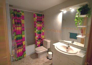 Baignoire, serviettes fournies, papier toilette