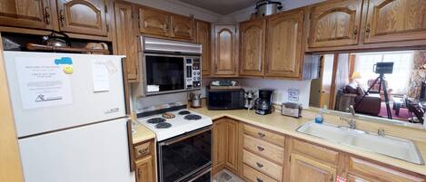 Four, plaque de cuisson, lave-vaisselle, cafetière/bouilloire