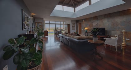 VILLA WITH POOL AND VIEWS