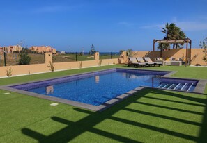 Piscina a l'aire lliure i piscina climatitzada