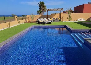 Een buitenzwembad en een verwarmd zwembad