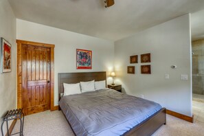 5 bedrooms, iron/ironing board, WiFi, bed sheets