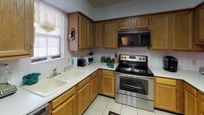 Horno, parrilla de estufa, lavavajillas y cafetera y tetera 