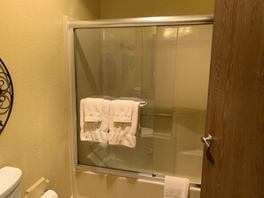 Haartrockner, Handtücher, Shampoo