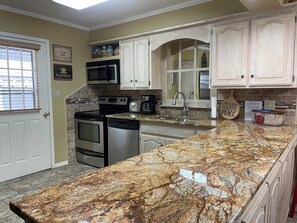 Ofen, Herdplatte, Geschirrspüler, Wasserkocher mit Kaffee-/Teezubehör