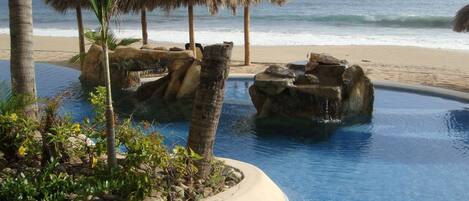 Ligstoelen aan het strand, strandlakens