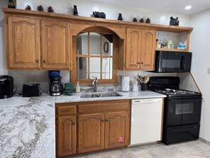 Horno, parrilla de estufa, lavavajillas y cafetera y tetera