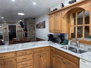 Horno, parrilla de estufa, lavavajillas y cafetera y tetera 