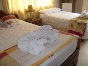Free WiFi, bed sheets - Hostal los Delfines (Puerto Villamil)
