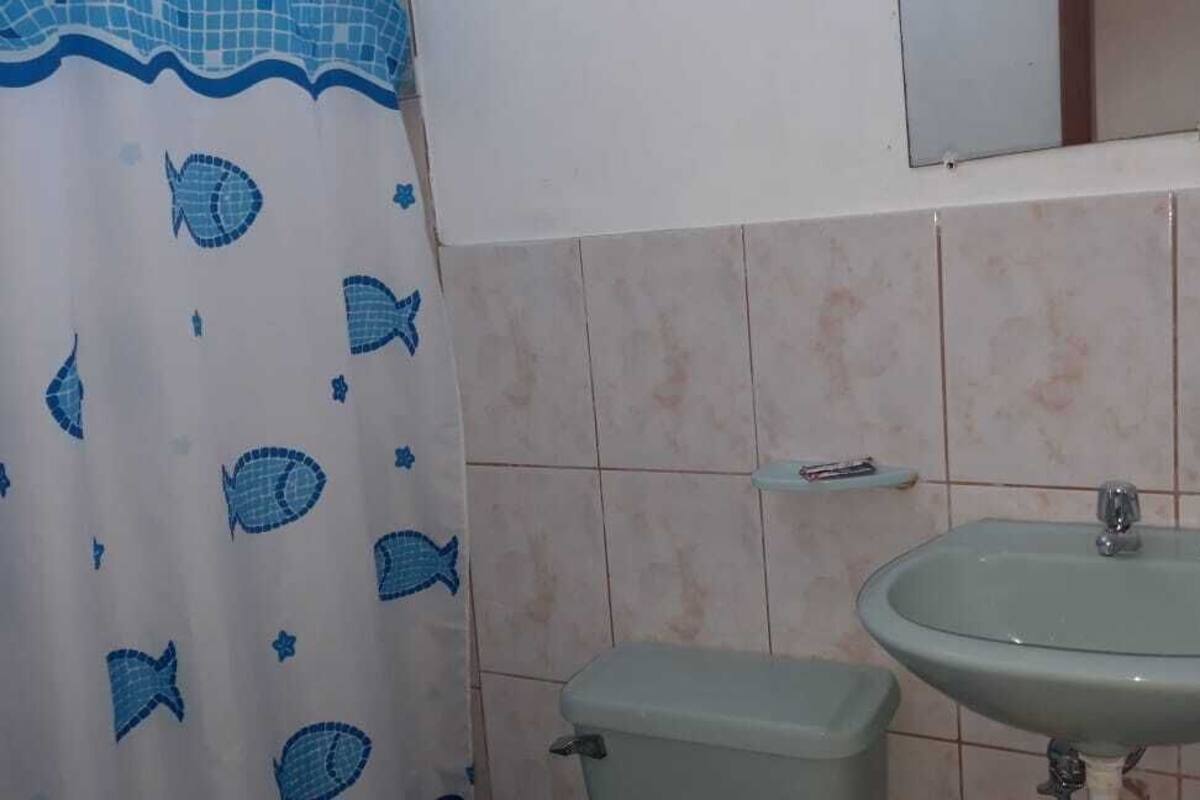 Chambre Simple, 1 lit une place, salle de bains privée | Lavabo de la salle de bain