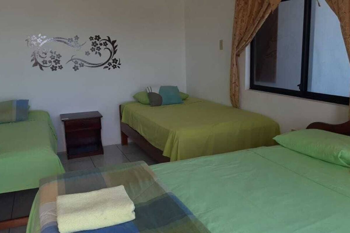 Chambre Quadruple, salle de bains privée, vue mer | Wi-Fi gratuit, draps fournis