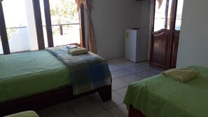 Doppelzimmer, Mehrere Betten, Meerblick | Kostenloses WLAN, Bettwäsche