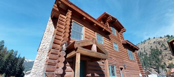101 River Cabin on the River, Walk to Town, WiFi