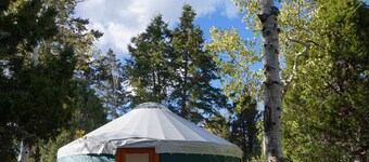 NEUE Jurte! Schneeschuh oder Ski und entspannen Sie sich an einem warmen Holzofen beim Spielen!