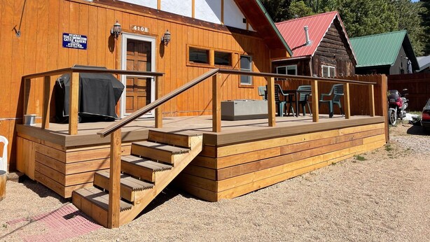 Un bâtiment en bois sur lequel est apposée une enseigne indiquant qu’il est membre de l’Association des éleveurs de bétail du Texas.
