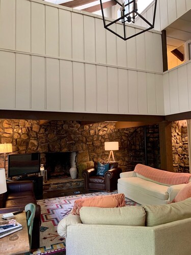 Cozy home across from Red Apple Inn and 20 minutes from Little Red River!