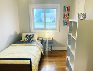 4 bedrooms, iron/ironing board, WiFi, bed sheets