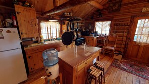 Oven, stovetop, coffee/tea maker, toaster - Cabin by the Creek with High Speed Wifi (Red River)