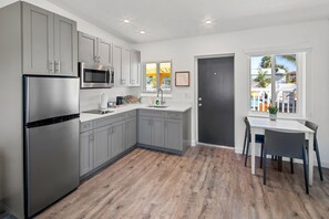 Suite | Eigene Küche | Wasserkocher mit Kaffee-/Teezubehör, Reinigungsartikel, Küchenrolle