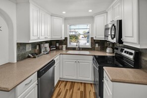 Beach Haven | Eigene Küche | Wasserkocher mit Kaffee-/Teezubehör, Reinigungsartikel, Küchenrolle